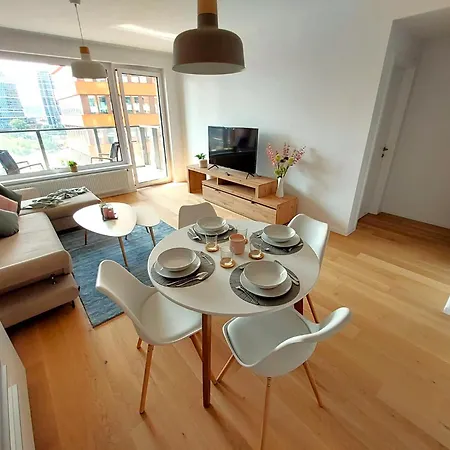 Luxury Castle View Free Garage Apartment *