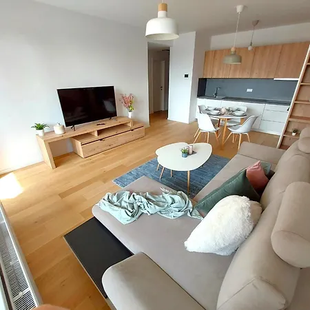 Luxury Castle View Free Garage Apartment *